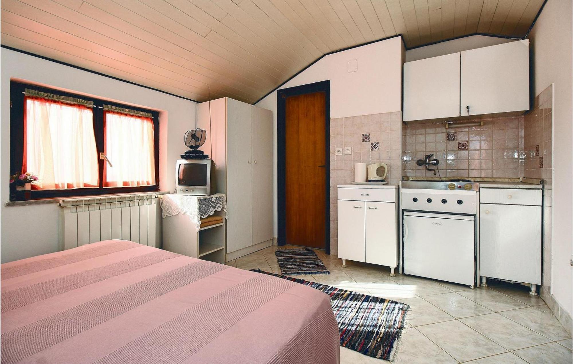 Gorgeous Apartment In Umag With Wifi Exterior photo