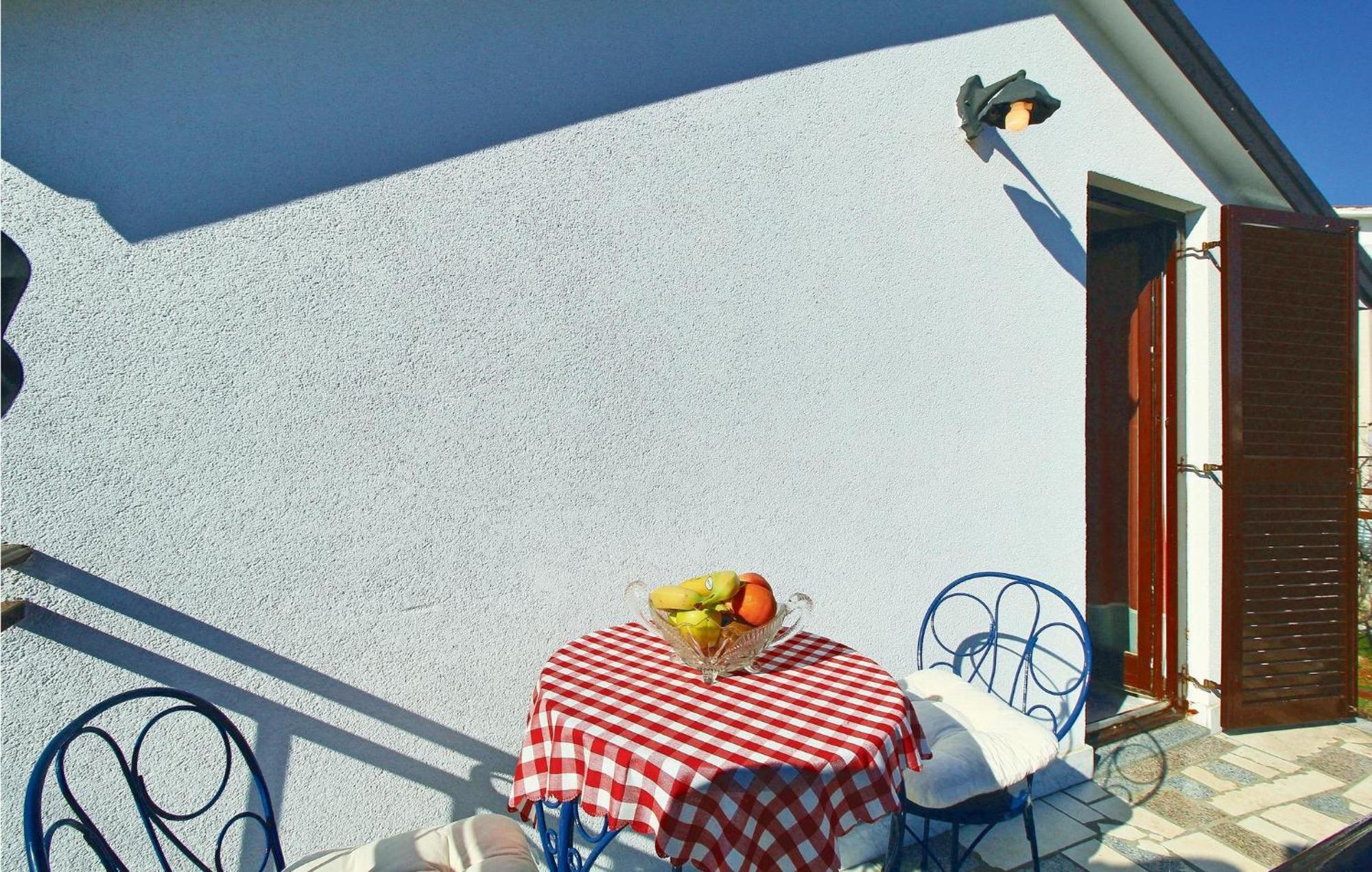 Gorgeous Apartment In Umag With Wifi Exterior photo